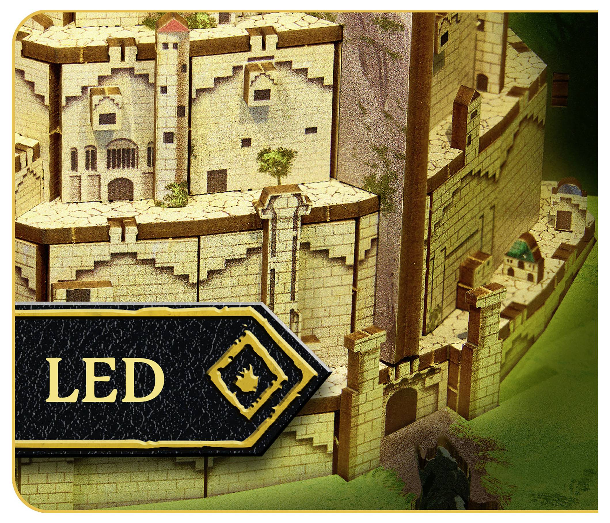 Ein detailliertes Modell einer mittelalterlichen Burg mit einem 'LED'-Schild, das auf sie zeigt; die Burg hat Türme, Mauern und eine felsige Basis.