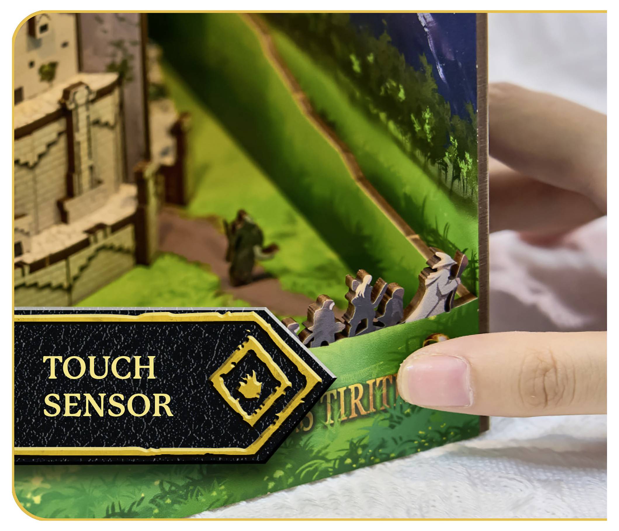 Eine Hand berührt eine Seite eines 3D-Pop-up-Buches mit einer Schlossszene. Die Seite enthält eine Beschriftung "Touch Sensor", die interaktive Inhalte anzeigt.