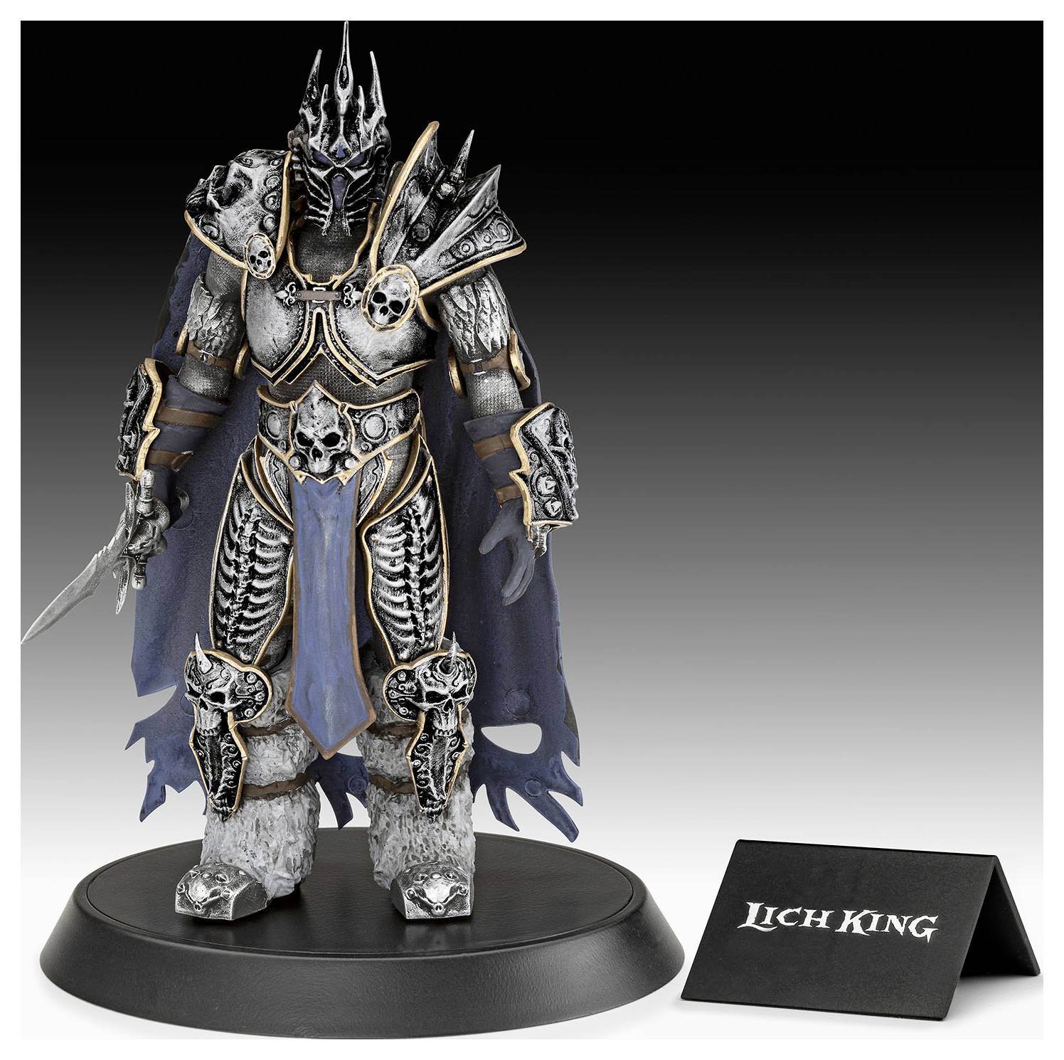 Eine detaillierte Figur des Lich Kings, die prunkvolle Rüstung trägt und ein Schwert hält, ausgestellt auf einem Ständer mit einem Schild, auf dem "Lich King" geschrieben steht.