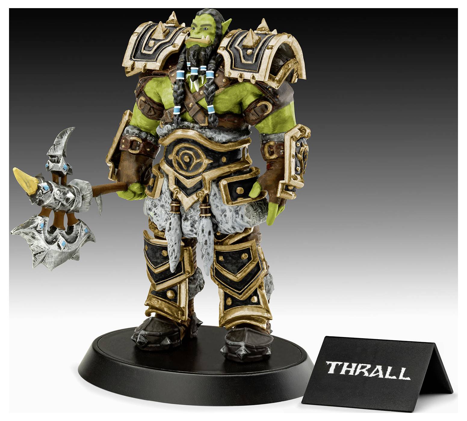 Eine detaillierte Figur eines Charakters in aufwendiger Rüstung, der eine große Waffe hält, mit einer Plakette mit der Aufschrift "Thrall" auf einem Ständer ausgestellt.