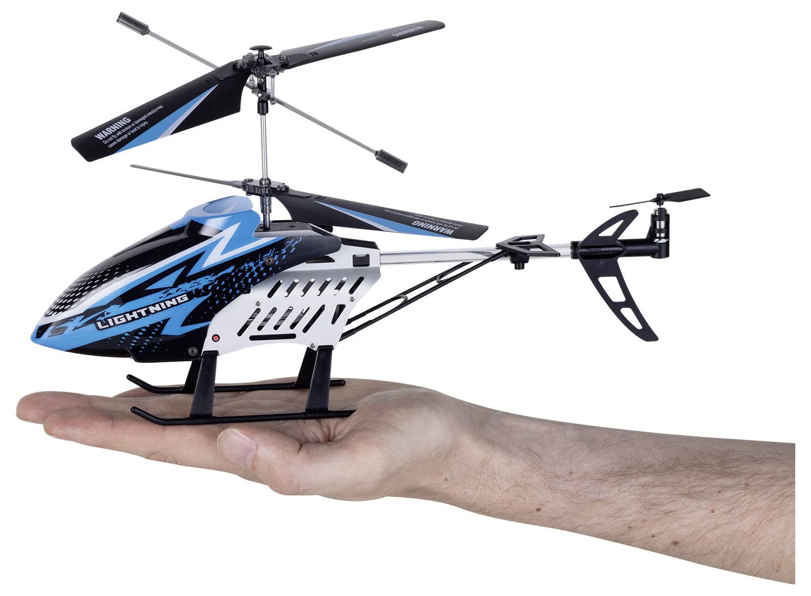 Eine Hand hält ein kleines blau-schwarzes Modell-Hubschrauber mit dem Etikett "Lightning". Der Hubschrauber verfügt über rotierende Rotorblätter und einen Heckrotor.