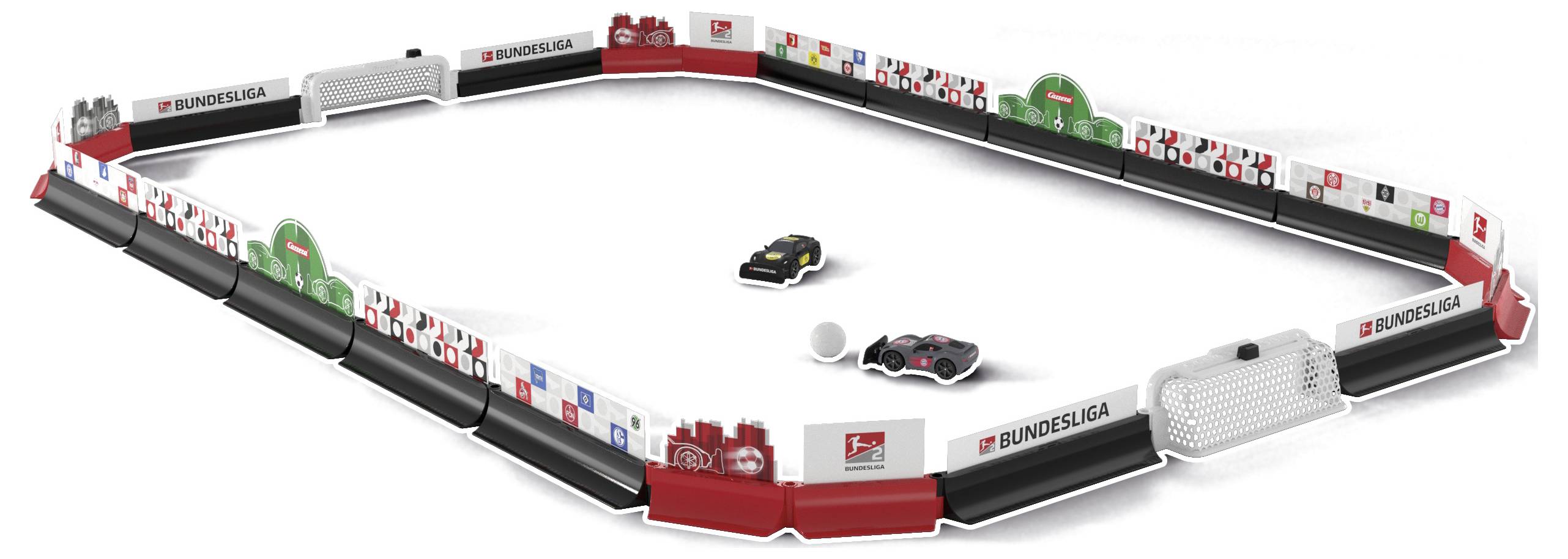 Bundesliga-Tischfußballspiel mit Miniaturautomobilen auf einem rechteckigen Spielfeld, das von Banden mit verschiedenen Logos umgeben ist.