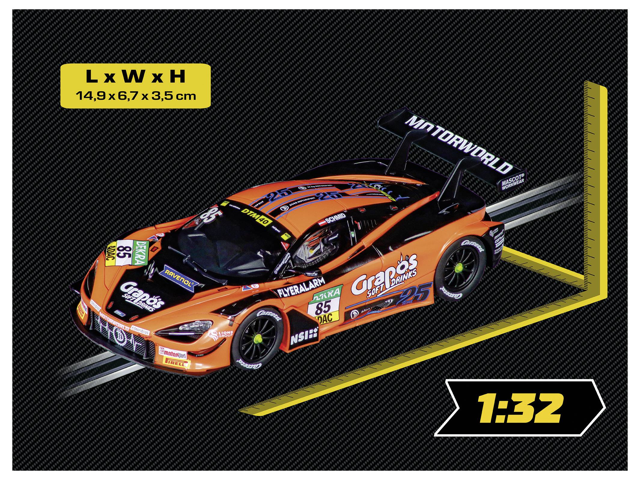 Ein detailliertes Rennwagenmodell im Maßstab 1:32 in Orange mit Sponsorenlogos, das Abmessungen von 14,9 x 6,7 x 3,5 cm auf einem schwarzen Hintergrund zeigt.