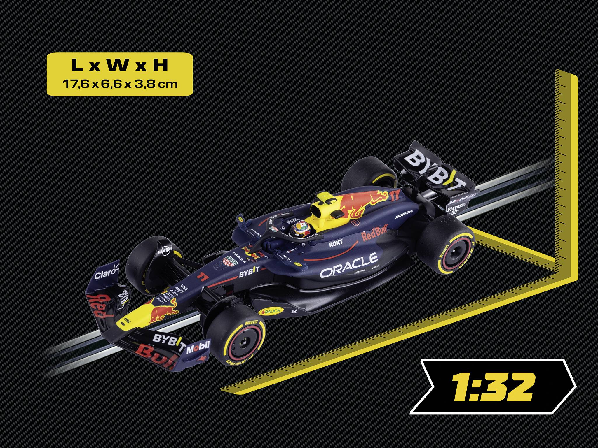 Ein Spielzeug-Rennwagen auf schwarzem Hintergrund mit gelbem Text 'L x B x H 17,6 x 6,6 x 3,8 cm'. Gelbe '1:32' unten rechts.