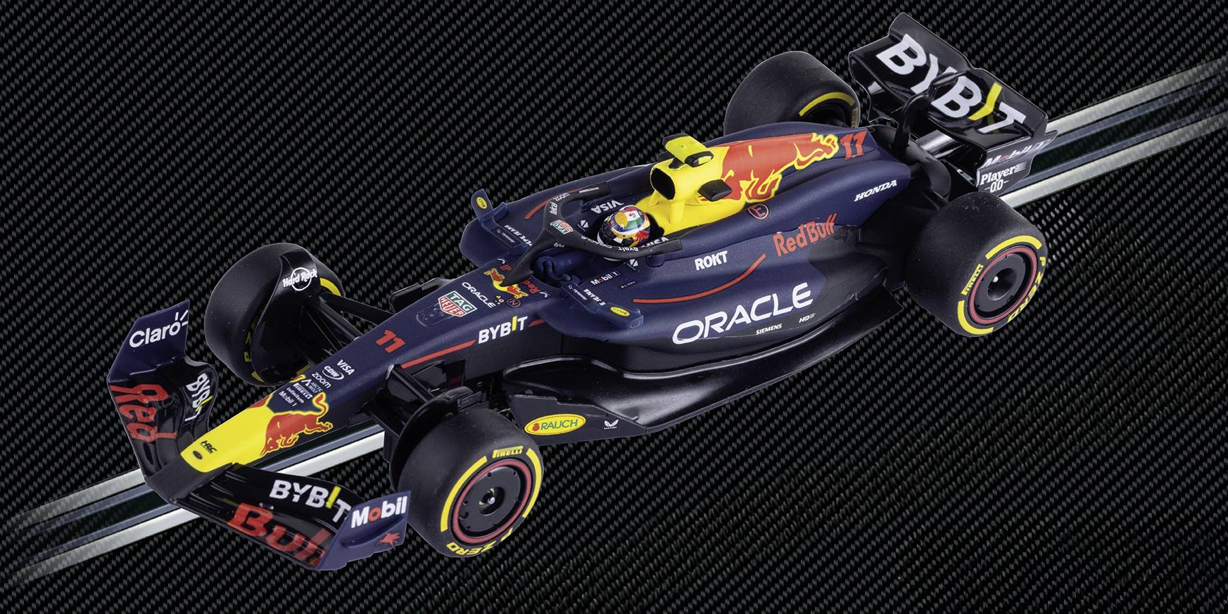 Ein Formel-1-Rennwagen mit elegantem schwarzem Design, auf dem auffällige Logos wie ‚Oracle' und ‚Red Bull Racing' auf dunklem Hintergrund zu sehen sind.