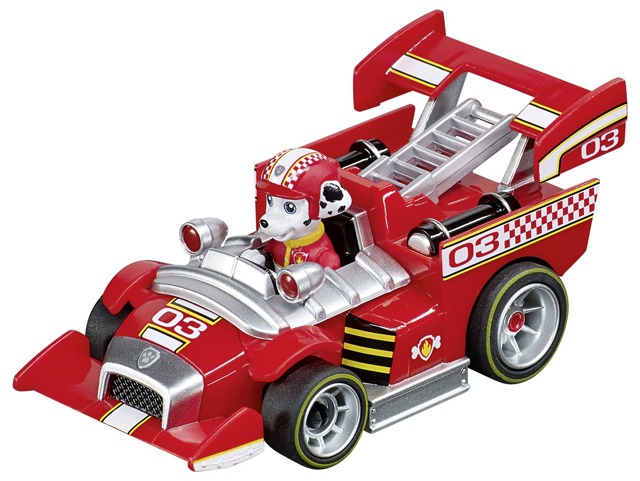 Ein Spielzeug-Rennwagen in Rot und Silber, auf dem eine Hundefigur einen Helm trägt. Der Wagen hat die Rennnummer '03'.