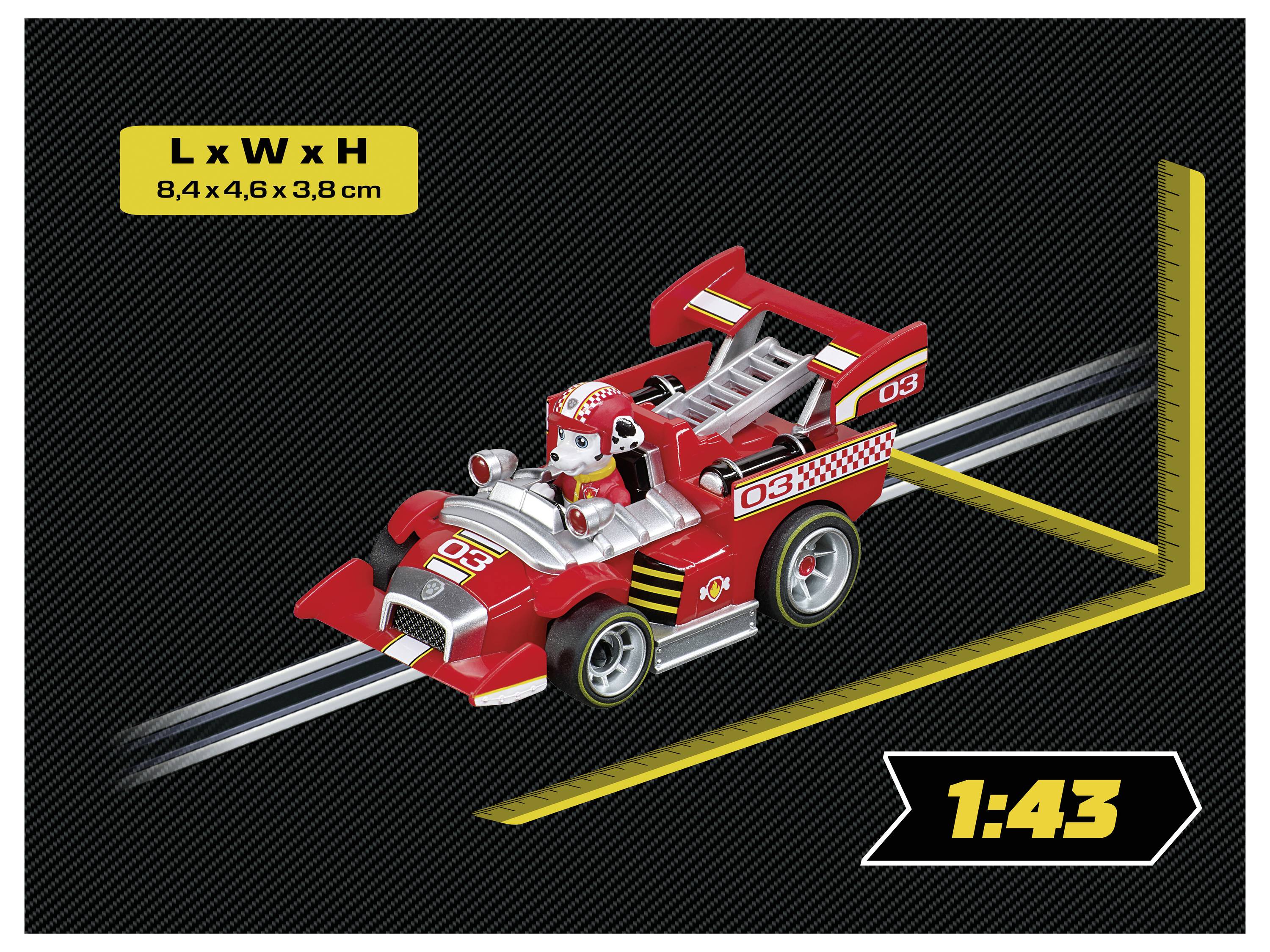 Ein rotes Spielzeug-Rennwagen mit der Beschriftung '03' auf Schienen mit den Maßen 'L x B x H: 8,4 x 4,6 x 3,8 cm', im Maßstab '1:43', vor einem schwarzen Hintergrund.