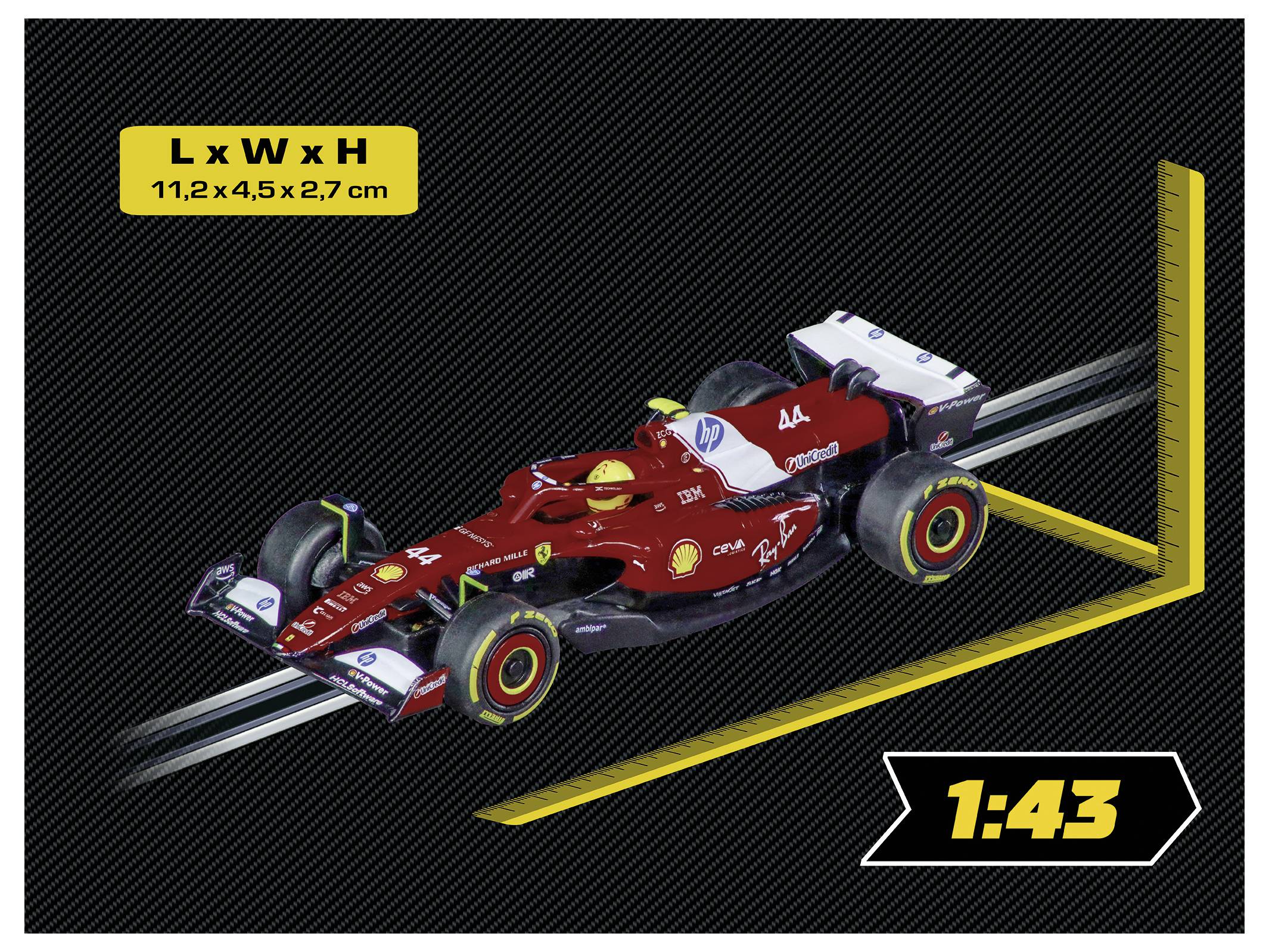 Ein rotes Formel-1-Modellauto mit Logos auf einer schwarzen Oberfläche. Dimensionsbox zeigt 'L x B x H: 11,2 x 4,5 x 2,7 cm'. Maßstab bei '1:43'.