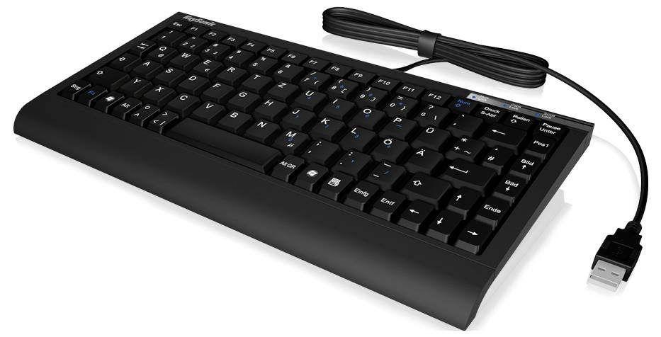 Eine kompakte schwarze Tastatur mit USB-Kabelverbindung, ausgestattet mit Standard- und Funktionstasten, entwickelt für effizientes Tippen und Computernutzung.