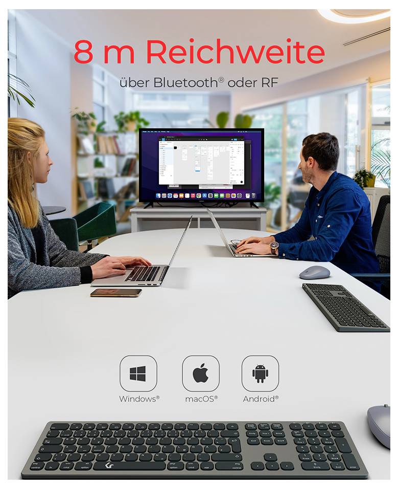'Ein Mann und eine Frau arbeiten an einem Tisch mit Laptops, während ein Bildschirm an der Wand mit einem Computerbild angezeigt wird. Text oben: 8 m Reichweite über Bluetooth oder RF.'