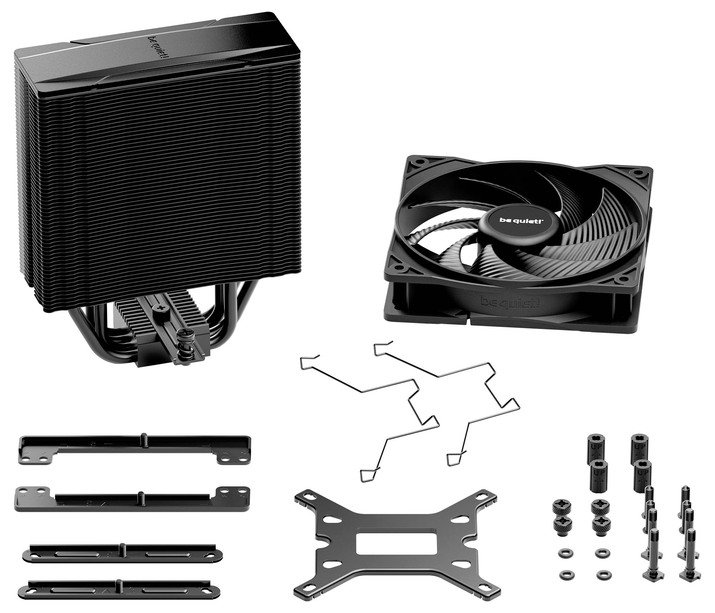 Komponenten des CPU-Kühlsystems eines Computers, darunter ein schwarzer Kühlkörper, Lüfter, Befestigungsklammern und Schrauben, auf weißem Hintergrund ausgelegt.
