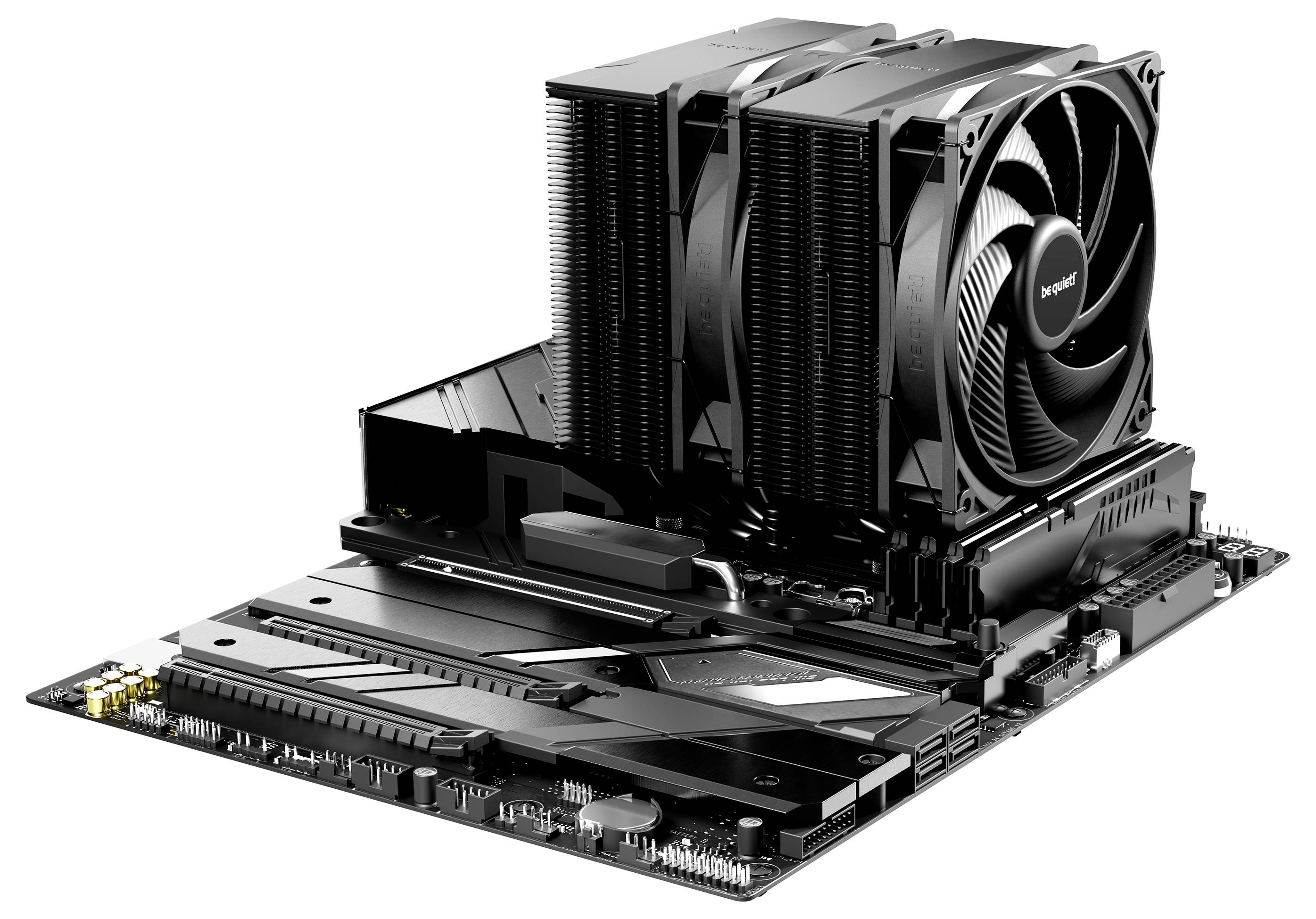 Eine Computerplatine mit einem großen schwarzen CPU-Luftkühler, der über Doppelventilatoren und Kühlrippen verfügt, in einer diagonalen Ansicht, die Steckplätze und Anschlüsse hervorhebt.