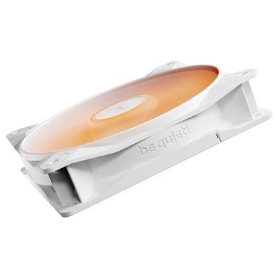 Weißer Computer-Kühlventilator mit einer orangefarbenen LED-Beleuchtung, auf der Seite mit der Marke 'be quiet!' versehen, entwickelt zur Geräuschreduzierung in Computersystemen.