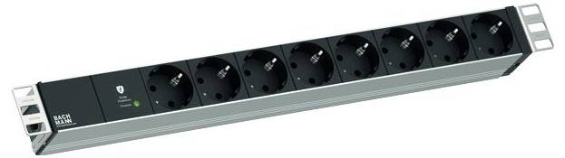 Ein schwarzes, rechteckiges Steckerleistenmodul mit acht runden Steckdosen, beschriftet mit „BACH MANN". Grünes Stromanzeigenlicht auf der linken Seite.