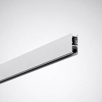 Ein langer, rechteckiger Silbermetallstrang mit hohlem Inneren und gerillten Seiten, typischerweise für strukturelle oder architektonische Zwecke verwendet.