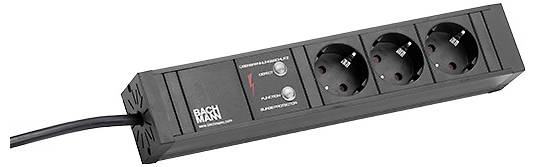 Eine mit 'Bachmann' gekennzeichnete schwarze Steckerleiste mit drei europäischen Steckdosen und zwei Schalttasten, verbunden mit einem schwarzen Stromkabel.