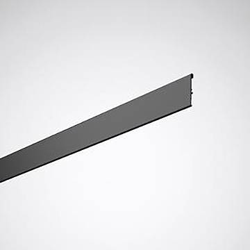 'Eine minimalistische, schräge Ansicht eines langen, schmalen, dunkelgrauen, rechteckigen Balkens oder Regals vor einem einfachen weißen Hintergrund.'