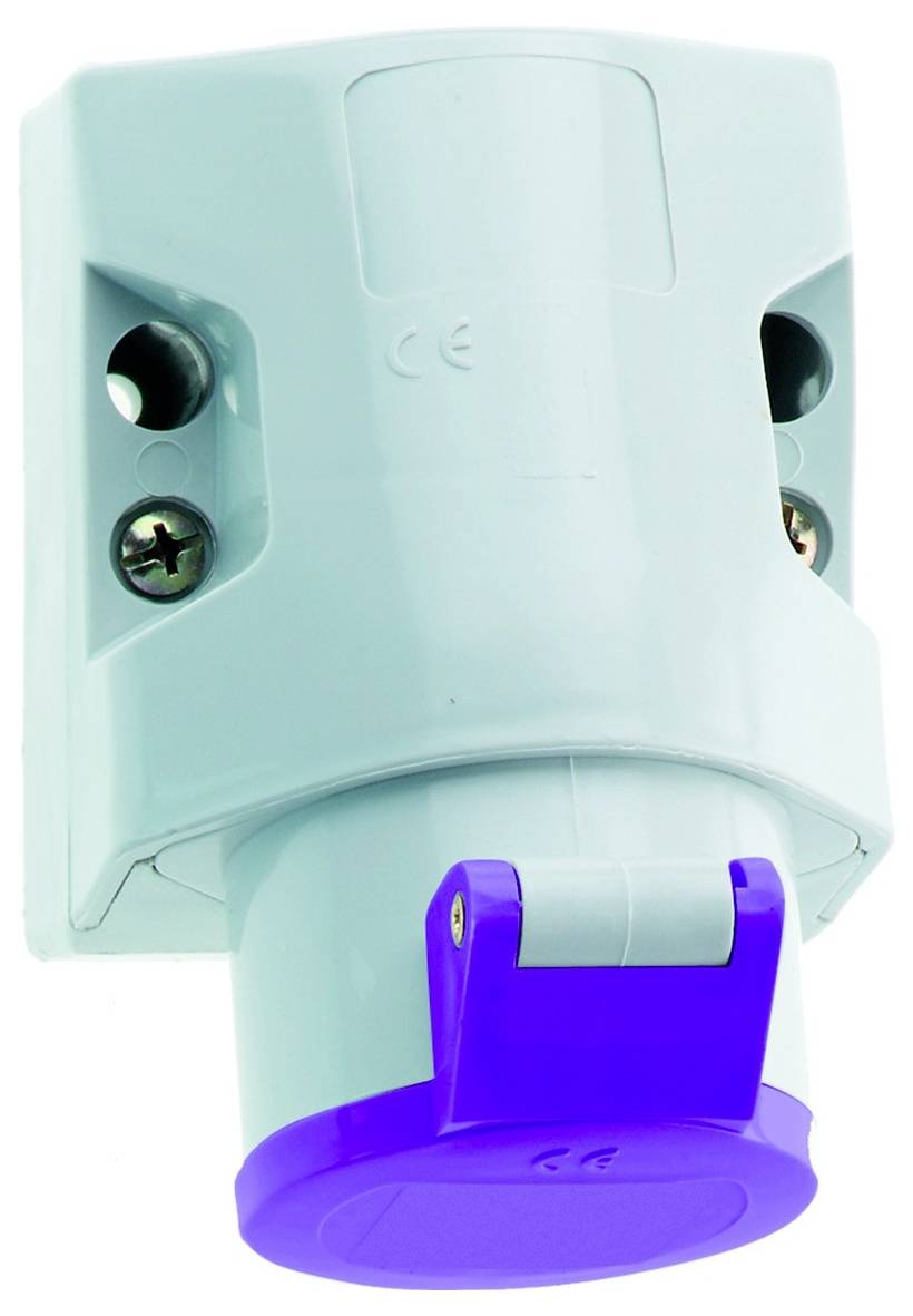 Ein blauer Elektrostecker mit Drehverriegelung, der an eine hellgraue Steckdose an der Wand angeschlossen ist, entwickelt für industrielle Anwendungen.