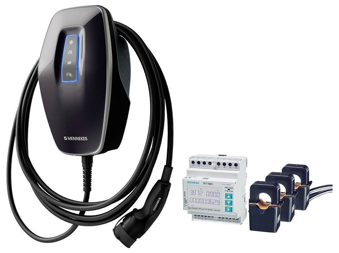 Wandmontiertes Elektrofahrzeug-Ladegerät mit Kabel, begleitet von einem Energiemessgerät und drei Stromwandlern zur Überwachung des Stromverbrauchs.