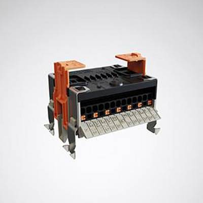 Ein Elektro-Klemmenblock mit orangefarbenen Steckanschlüssen und Metallstiften, entwickelt für sichere Drahtverbindungen in elektronischen Anwendungen.