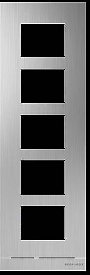Ein Metallpaneel mit fünf gleichmäßig verteilten rechteckigen Öffnungen, die vertikal ausgerichtet sind. Die Oberfläche hat eine gebürstete Textur.