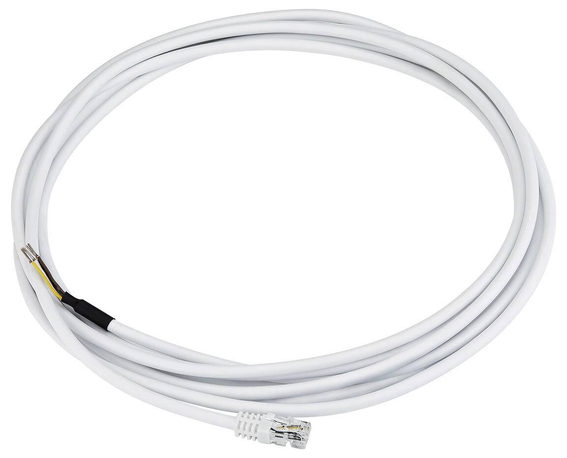 Ein weißes Ethernet-Kabel, das in einem Kreis aufgerollt ist, mit einem Ende, das einen RJ45-Stecker zeigt, und das andere Ende ist sichtbar freiliegend mit Drähten.