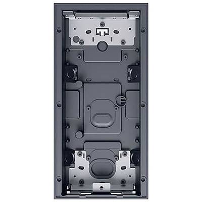 Eine rechteckige Metallbefestigungshalterung mit verschiedenen kreisförmigen und rechteckigen Ausschnitten, die zum Befestigen von elektronischen Komponenten oder Geräten verwendet wird.