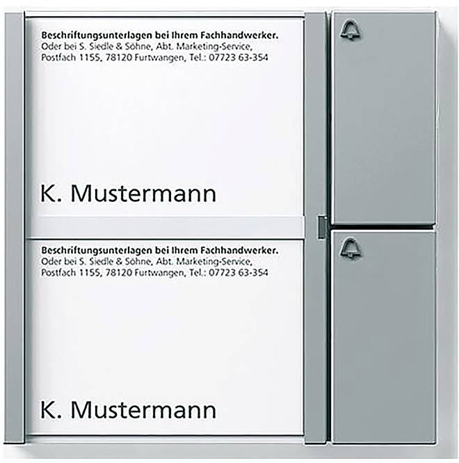 „K. Mustermann" zweimal auf zwei weißen Paneelen mit Kontaktdaten oberhalb jedes Paneels angezeigt. Die Paneele sind Teil einer Türklingel-Namensplakette.