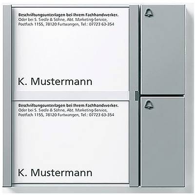 „K. Mustermann" zweimal auf zwei weißen Paneelen mit Kontaktdaten oberhalb jedes Paneels angezeigt. Die Paneele sind Teil einer Türklingel-Namensplakette.