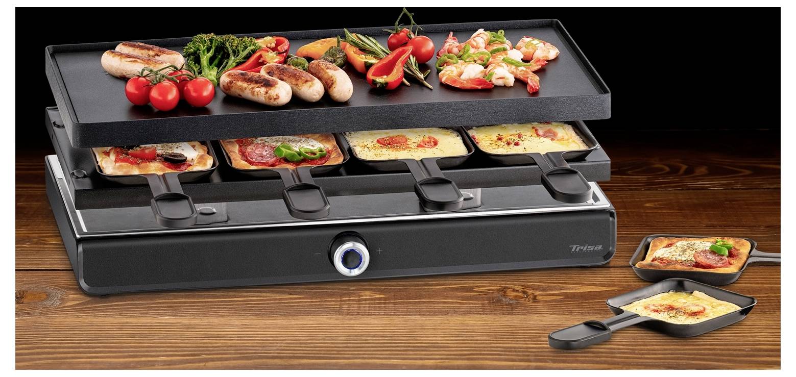 Ein Raclette-Grill mit Bratwürsten, Gemüse, und mehreren Pfännchen, die mit geschmolzenem Käse und Zutaten gefüllt sind, auf einem Holztisch.