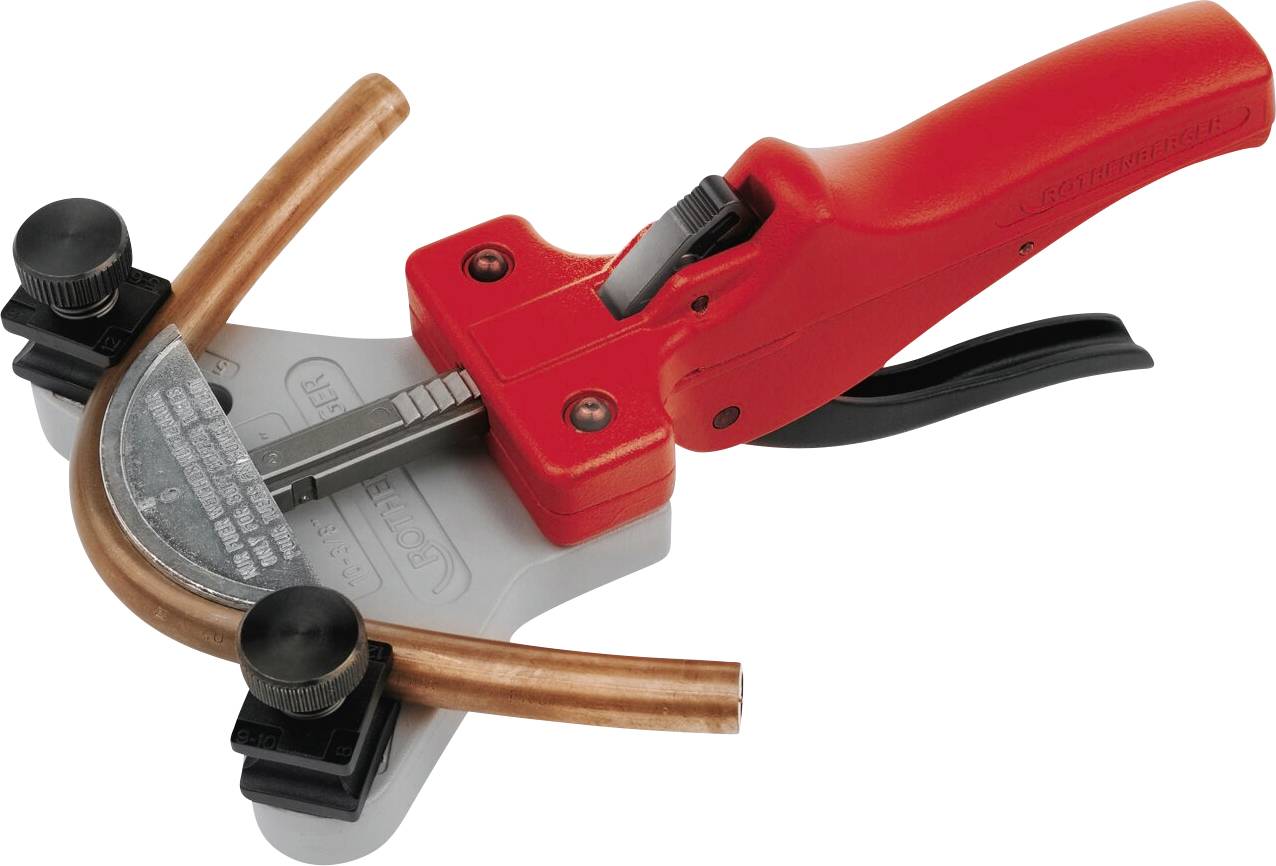 Ein Handwerkzeug mit einem roten Griff ist auf ein Kupferrohr geklemmt und biegt dieses mit Hilfe eines Hebelmechanismus in einen Bogen.