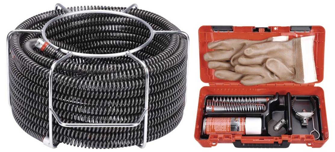 Spiralkabel mit Metallrahmen links; rechts eine geöffnete rote Werkzeugbox mit Handschuhen, einem Bohrbit, einer Sprühdose und Zubehör.