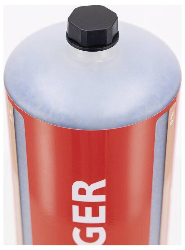 Eine große rote Flasche mit einem schwarzen sechseckigen Deckel, seitlich mit "GER" beschriftet, höchstwahrscheinlich ein Reinigungsmittel oder eine Automotiv-Flüssigkeit.