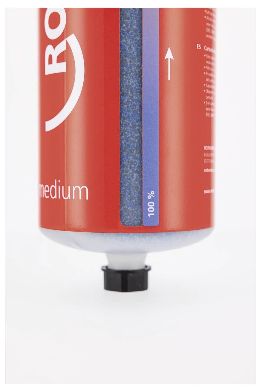 Ein roter Zylinder mit der Beschriftung "medium", versehen mit einem blauen Balken und einem Aufwärtspfeil, der 100% anzeigt, der auf einer schwarzen Kappe steht, höchstwahrscheinlich ein Produktbehälter.