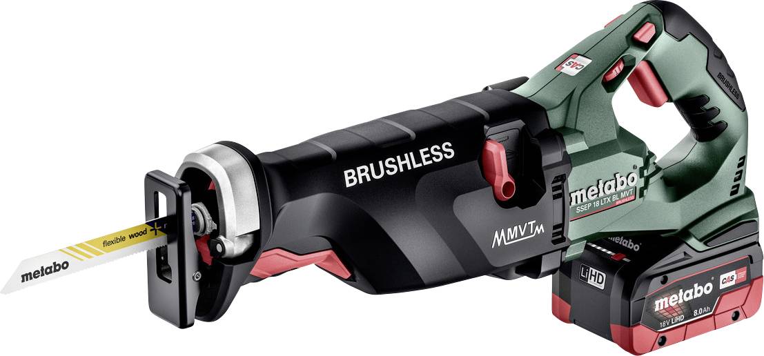 Schnurloses Metabo-Reciprosäge mit bürstenlosem Motor mit eingelegtem Sägeblatt und angebrachtem Akku, gezeigt auf weißem Hintergrund.