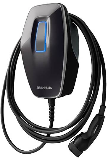 Eine schlanke, wandmontierte Elektrofahrzeug-Ladestation mit aufgewickeltem Kabel und Stecker, mit blauem Licht und 'MENNEKES'-Branding.