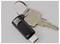 Ein USB-C-Speicherstick mit der Aufschrift „8068X 240W" ist an einem metallischen Schlüssel mit der Bezeichnung „28" befestigt.