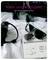 Eine Sonnenbrille, eine Kamera und ein Reiseadapter auf einem Notizbuch in einem Koffer. Text lautet: 'Klein und kompakt, Der ideale Reisebegleiter.'