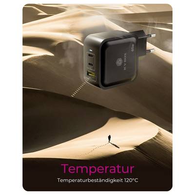 Ein schwarzer Stecker mit verschiedenen Anschlüssen wird vor einer Wüstenkulisse gezeigt, mit dem Hinweis auf 'Temperaturbeständigkeit 120°C' und einer einsamen Figur auf Dünen.