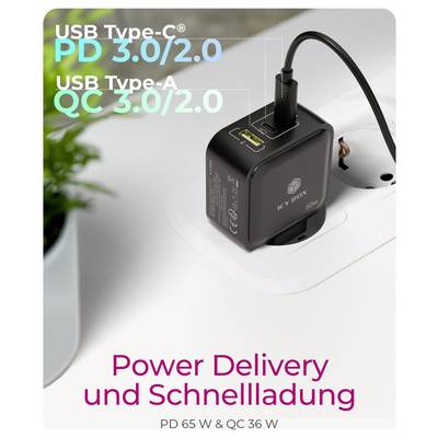USB-Ladegerät in Wandsteckdose mit beschrifteten USB-Ausgängen: USB Typ-C PD 3.0/2.0, USB Typ-A QC 3.0/2.0. Text: Power Delivery und Schnellladung PD 65 W & QC 36 W.