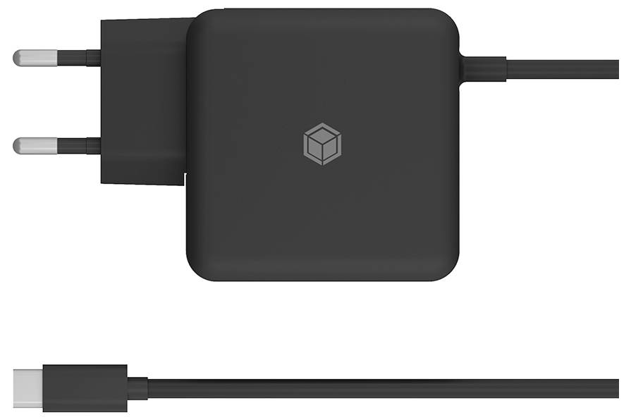 Ein schwarzes Netzteil mit angeschlossenem USB-C-Kabel, bei dem die Steckerstifte und die Kabelverbindung zu sehen sind. Auf der Oberfläche des Adapters befindet sich ein Würfellogo.