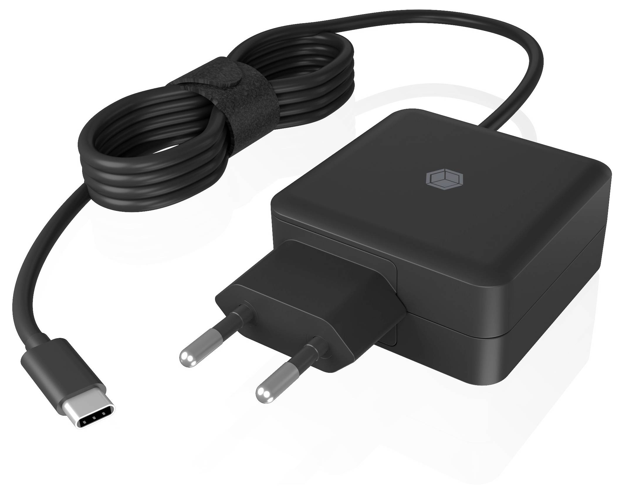 Ein schwarzes USB-C-Ladegerät mit europäischem Stecker und aufgewickeltem Kabel, geeignet zum Aufladen verschiedener elektronischer Geräte.