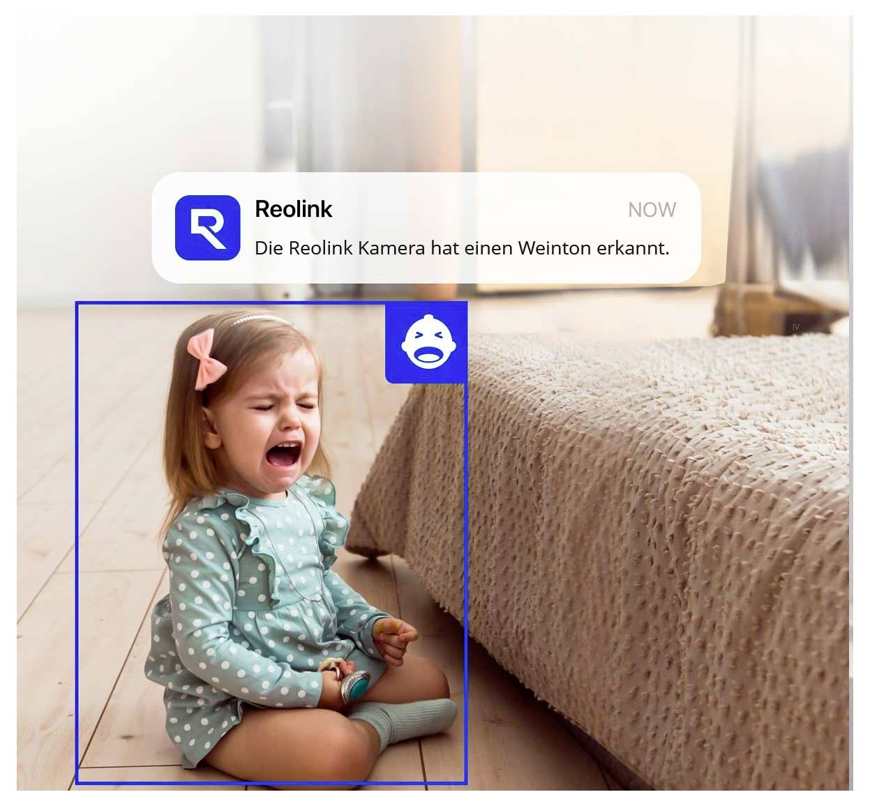 Ein Kind, das auf dem Boden sitzt, weint, erkannt durch eine Sicherheitskamera-Benachrichtigung.