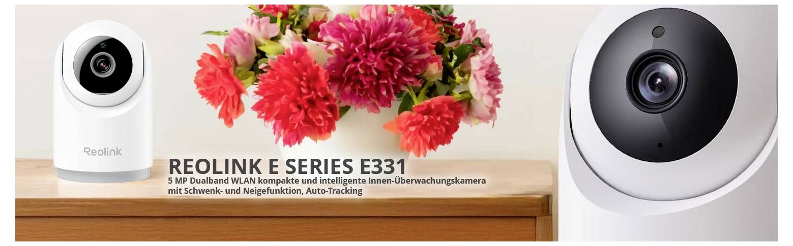 'Reolink E Series E331' Überwachungskamera, weiß mit schwarzer Linse, neben rosa und roten Blumen, auf einem Holzregal. Text beschreibt Funktionen.