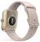 Smartwatch mit Goldgehäuse und hellrosa Silikonband, ausgestattet mit einem Herzfrequenzsensor auf der Rückseite und einer seitlichen Taste für Steuerungsfunktionen.