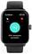 Eine schwarze Smartwatch mit quadratischem Zifferblatt und Silikonarmband, die ihre Rückseite mit Sensoren und einer Dornschließe auf weißem Hintergrund zeigt.
