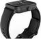 Eine schwarze Smartwatch mit quadratischem Zifferblatt, seitlichem Drehknopf und Gummiarmband, auf dessen Bildschirm Zeit und Datum angezeigt werden.