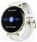 Eine runde Smartwatch mit einem weißen Band zeigt "Sprachassistent" auf dem Bildschirm, mit einem Mikrofonicon und dem Text "Tippen und sprechen".