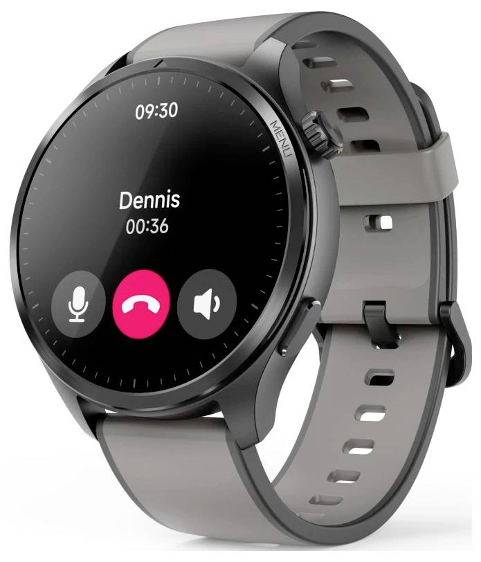 Smartwatch, auf dem ein aktives Gespräch mit 'Dennis' angezeigt wird. Zeigt Gesprächsdauer und Symbole für Stummschalten, Anruf beenden und Lautsprecher. Hellgrauer Armband.