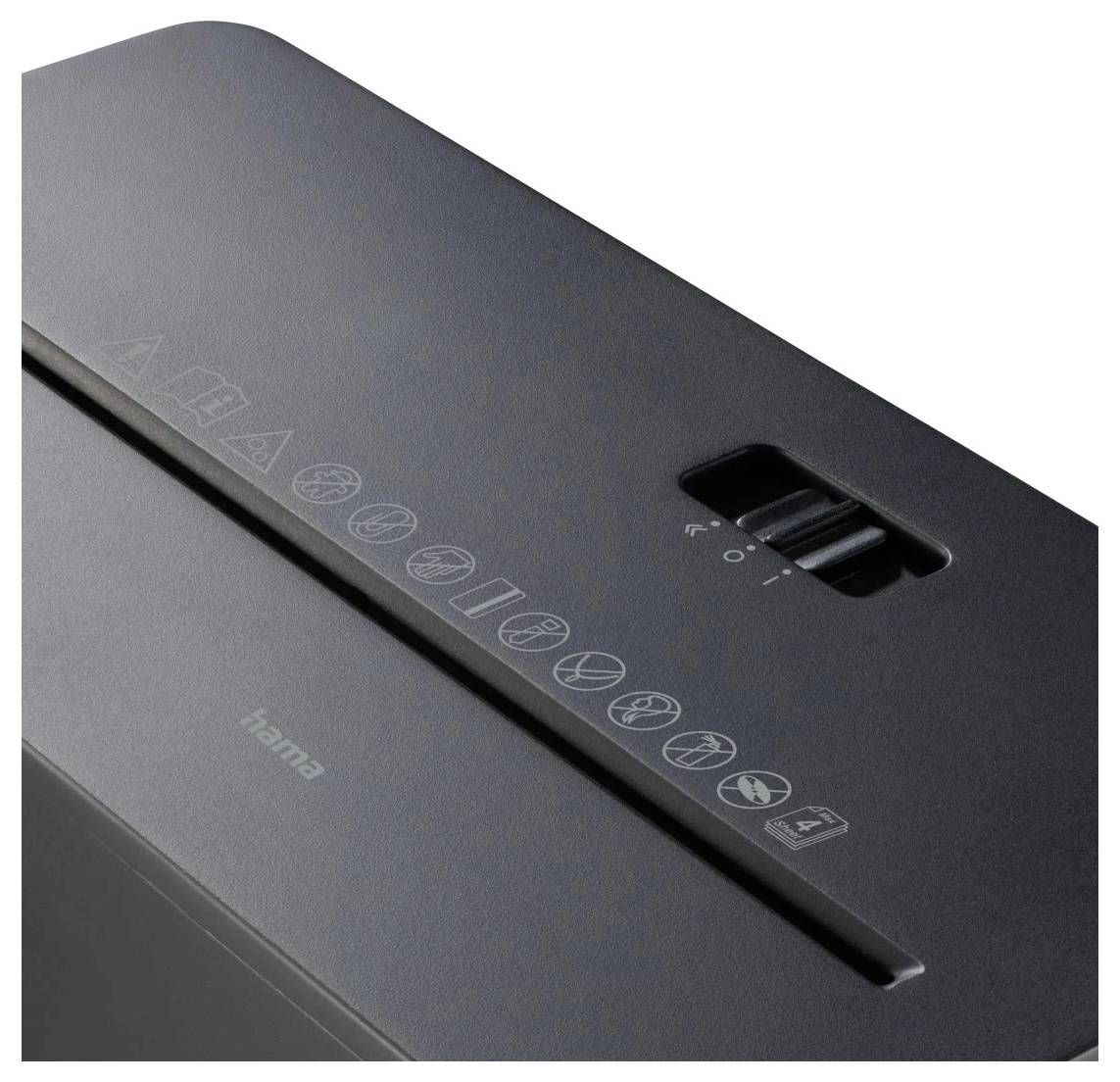 Eine Nahaufnahme der Oberseite eines Aktenvernichters mit Warnhinweisen und einem Hauptschalter, die Betriebssicherheitshinweise signalisieren.